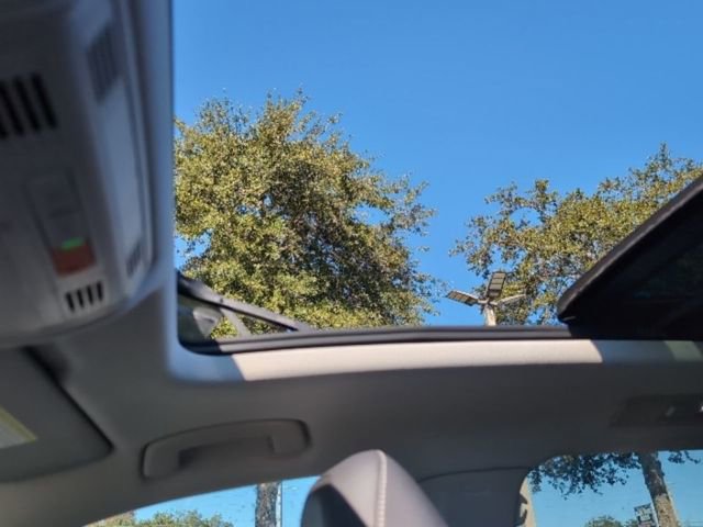 Used 2022 Volkswagen Tiguan SE w/ Panoramic Sunroof Package image 24