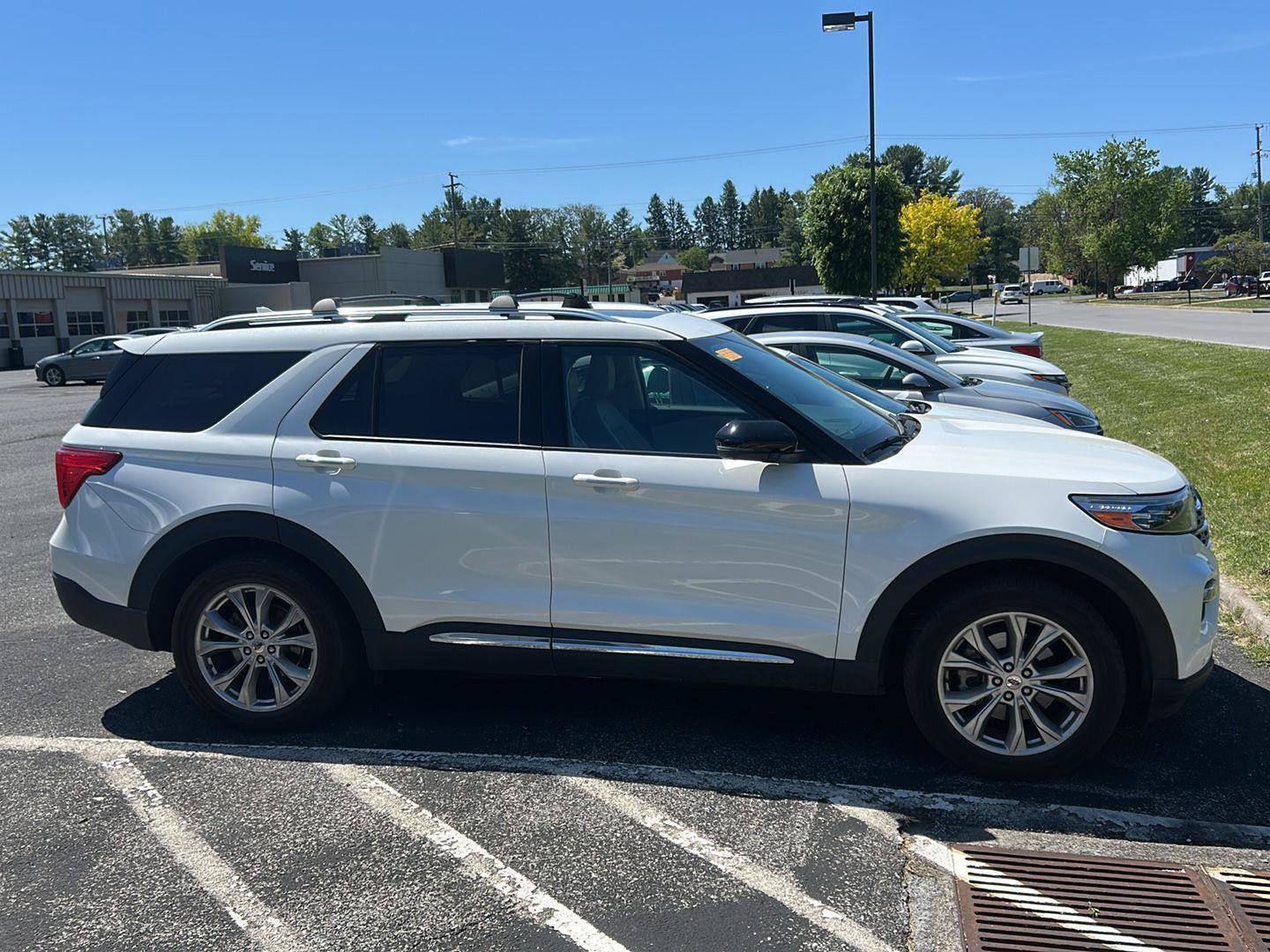 Used 2021 Ford Explorer Limited w/ Equipment Group 301A AWD/4WD image 5