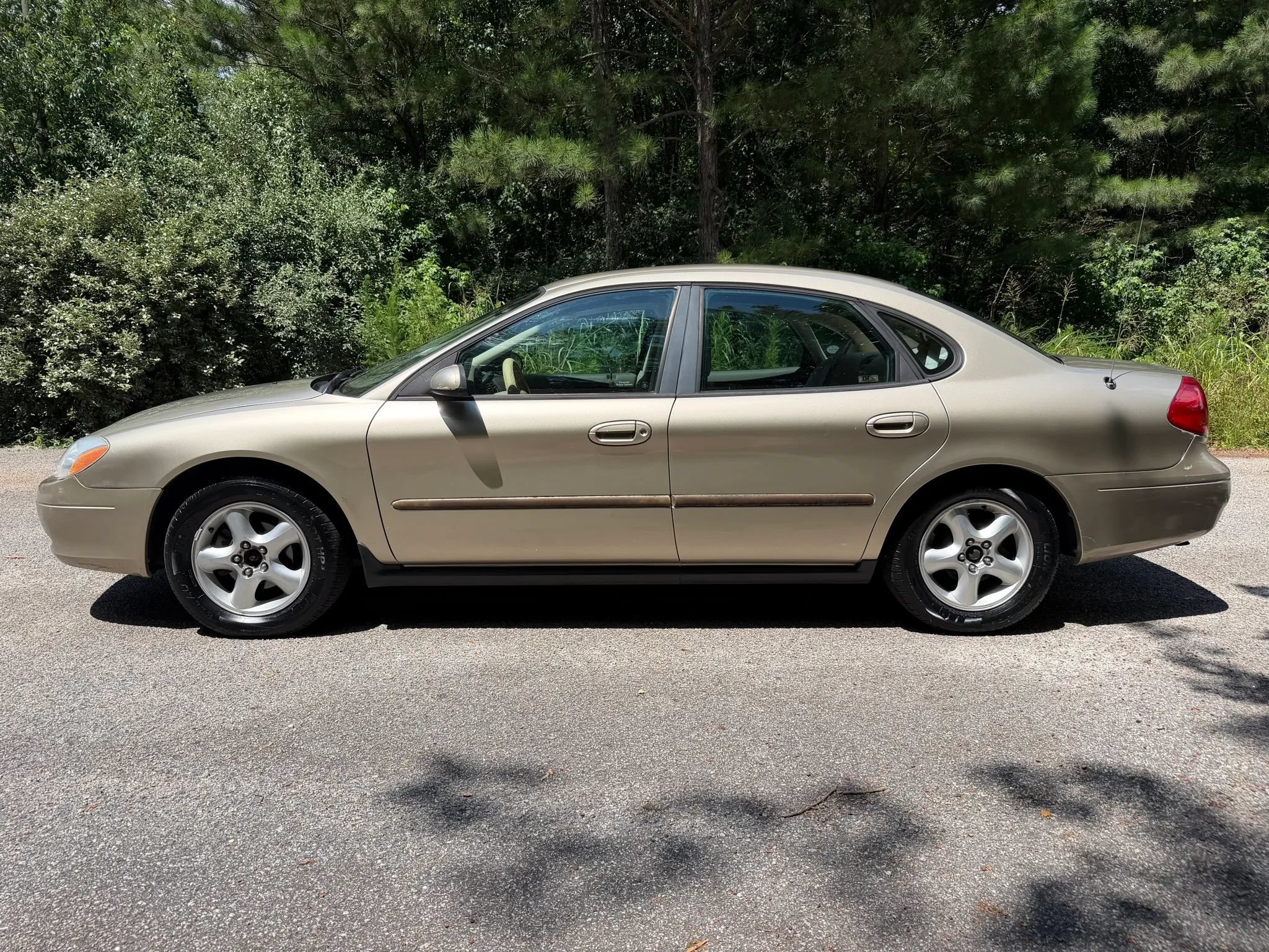 Used 2000 Ford Taurus SE FWD image 2