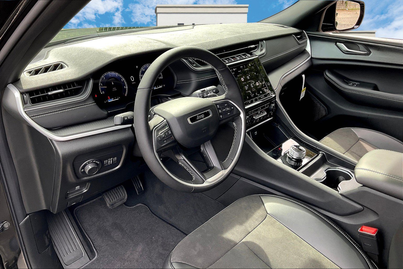 New 2025 Jeep Grand Cherokee Laredo image 6