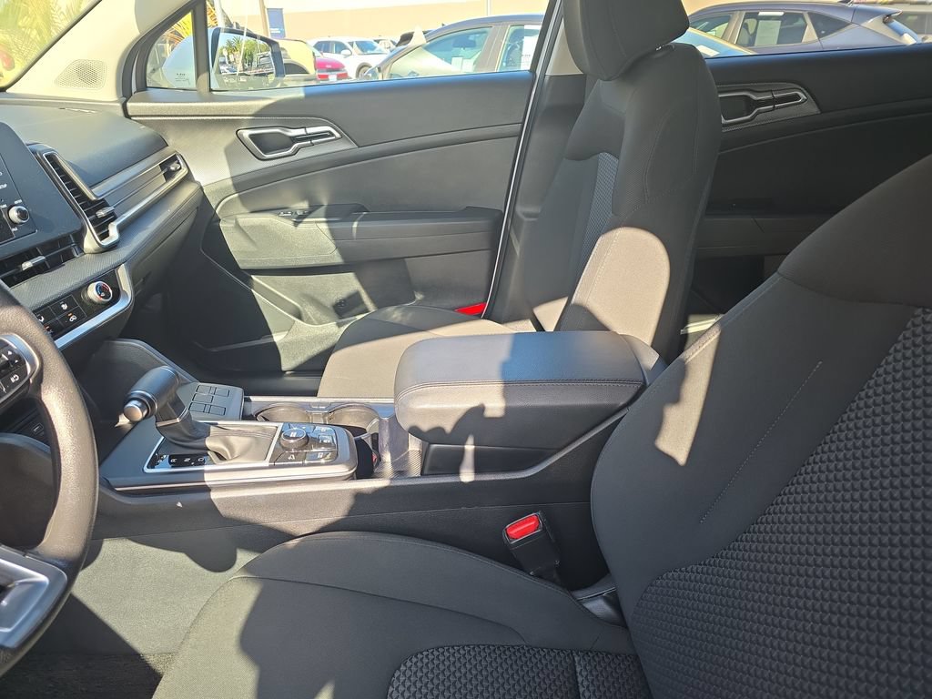 Used 2025 Kia Sportage LX FWD image 9