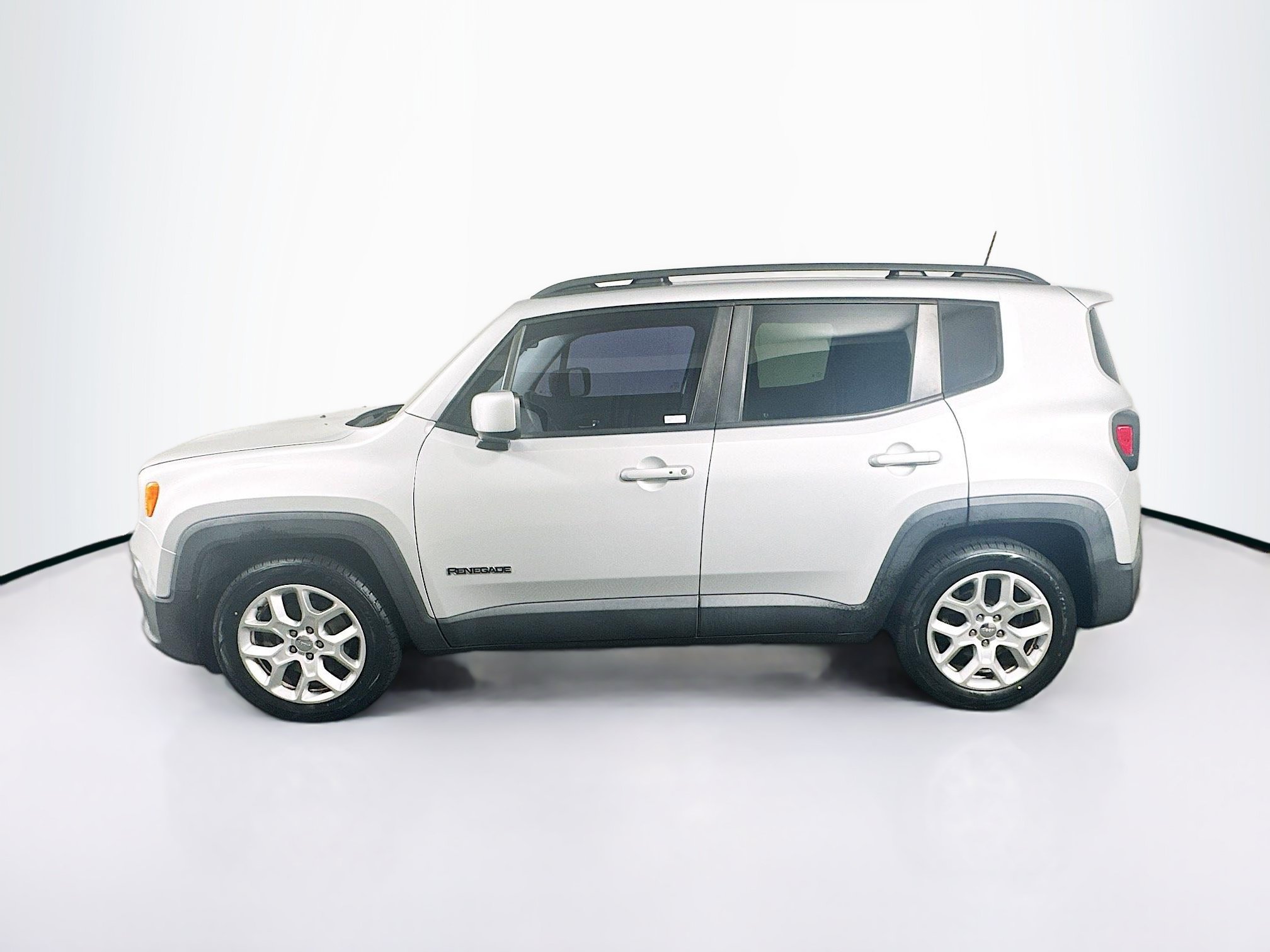 Used 2016 Jeep Renegade Latitude FWD image 4