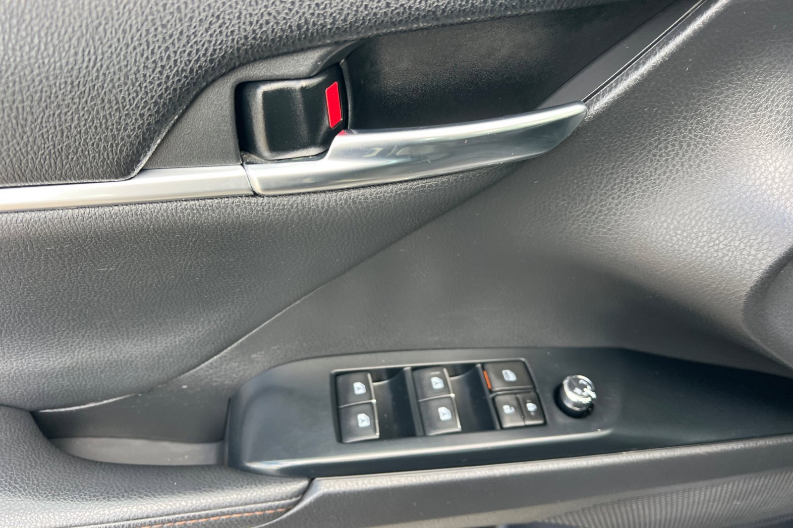 Certified 2020 Toyota Camry XLE w/ Sunroof Package image 8