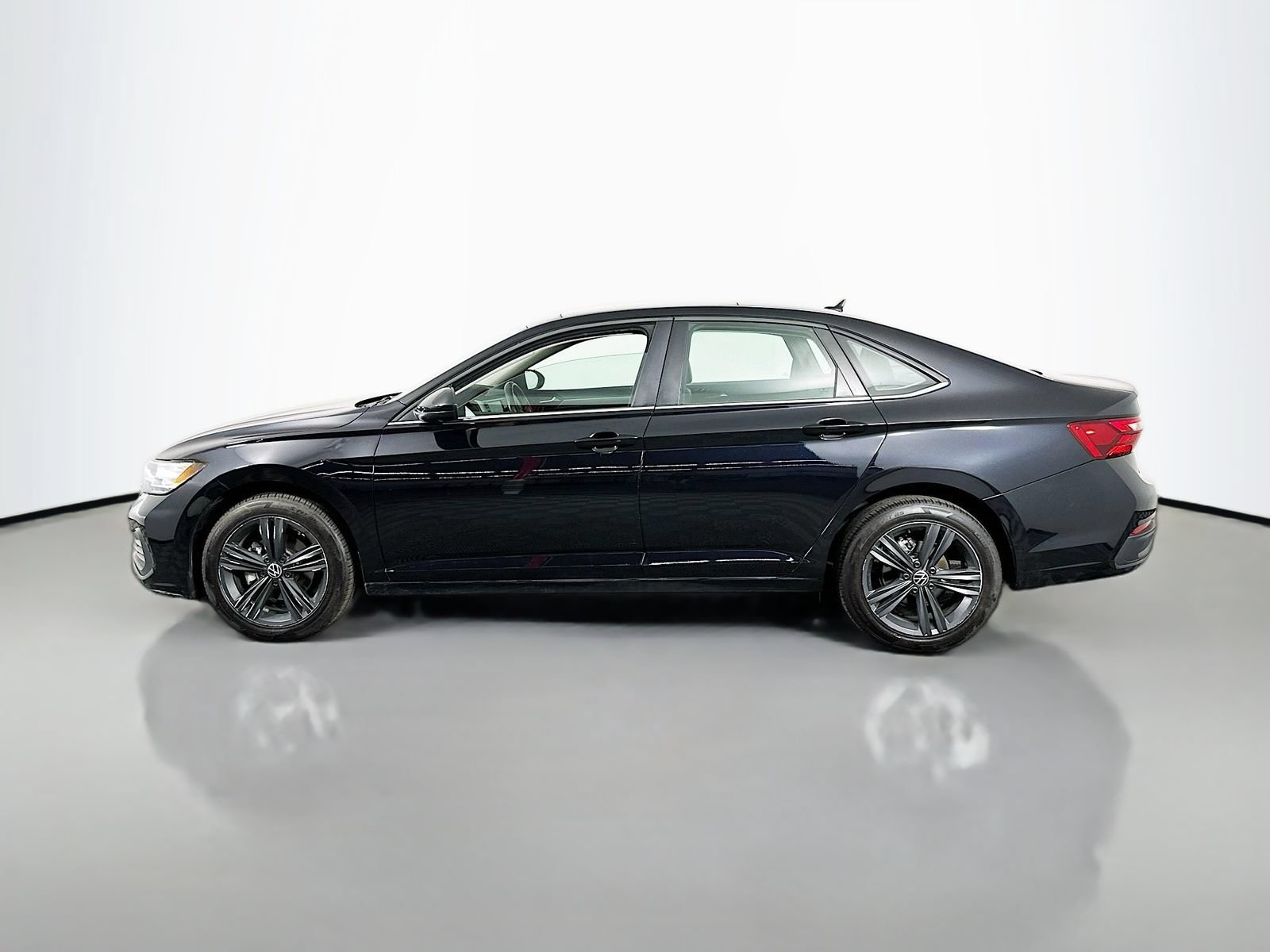 Used 2024 Volkswagen Jetta SE FWD image 5