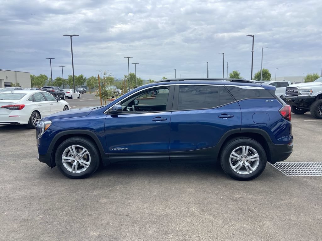 Used 2022 GMC Terrain SLE w/ Driver Convenience Package FWD image 4
