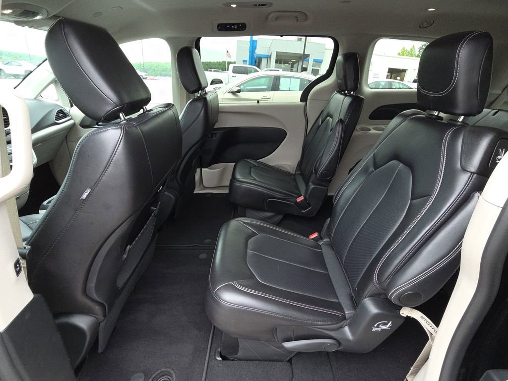 Used 2024 Chrysler Pacifica Touring-L FWD image 27