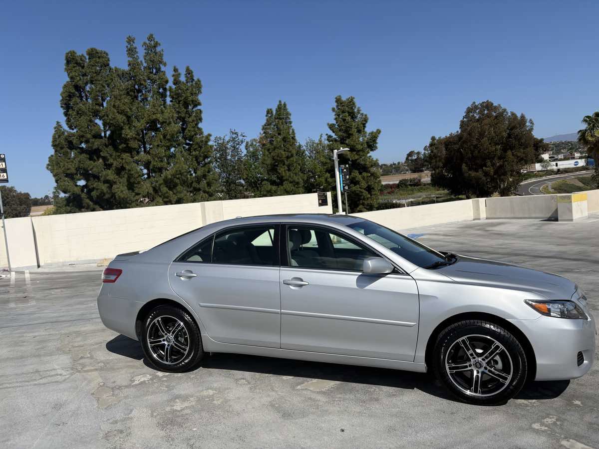 Used 2010 Toyota Camry LE FWD image 27
