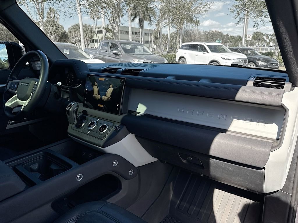 Used 2023 Land Rover Defender 130 SE image 33