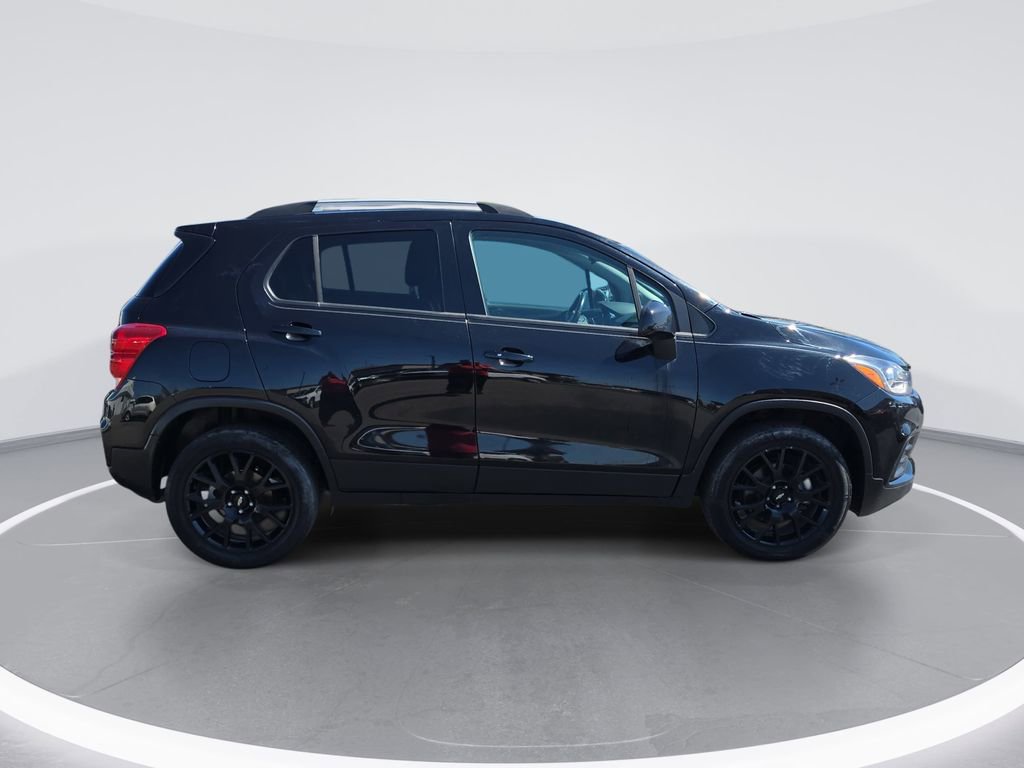 Used 2021 Chevrolet Trax LT w/ Midnight Edition AWD/4WD image 2