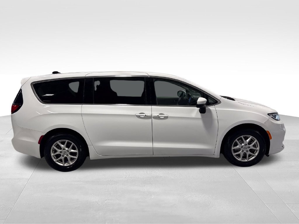 Used 2023 Chrysler Pacifica Touring-L FWD image 52