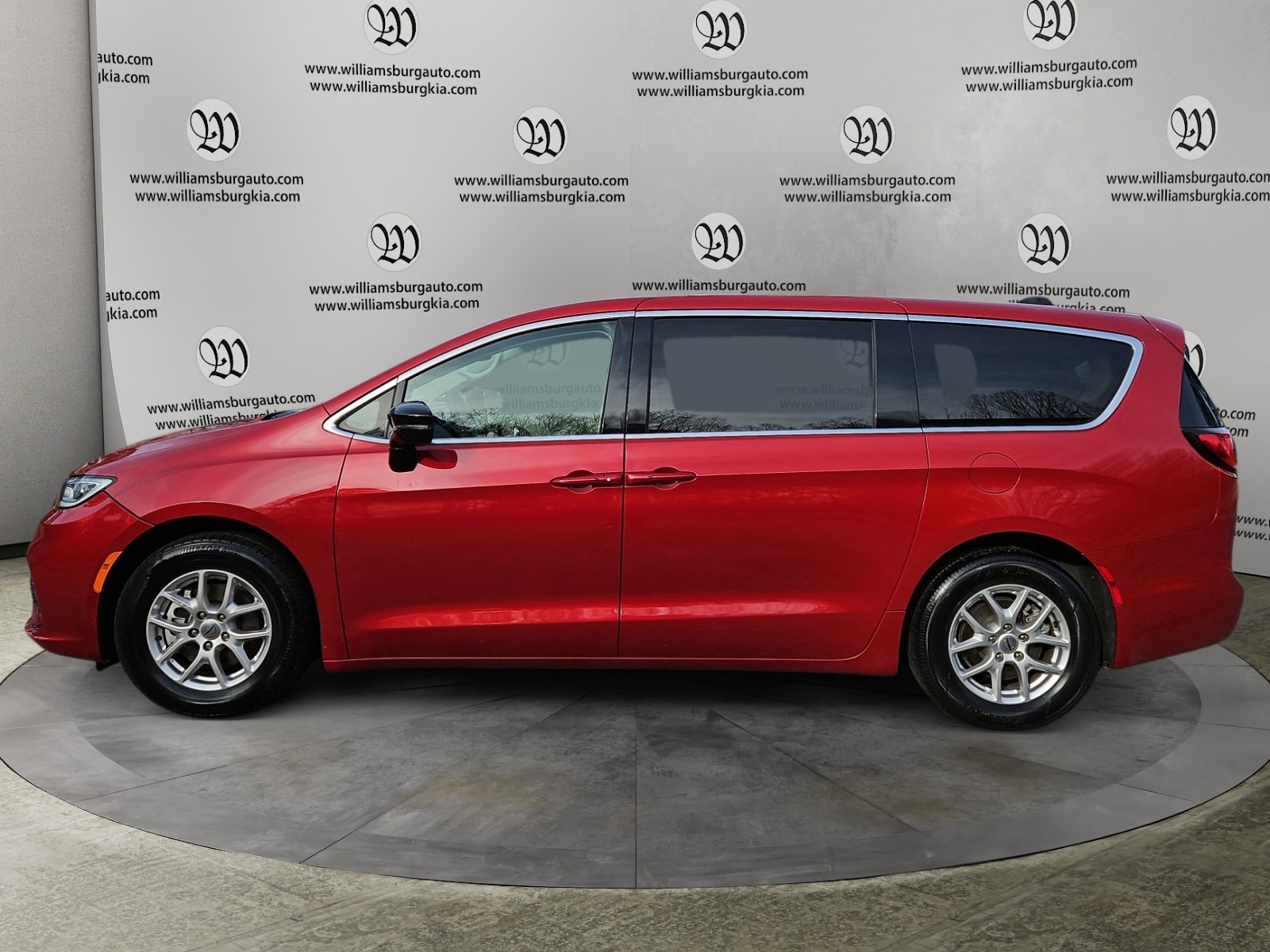 Used 2024 Chrysler Pacifica Touring-L image 2