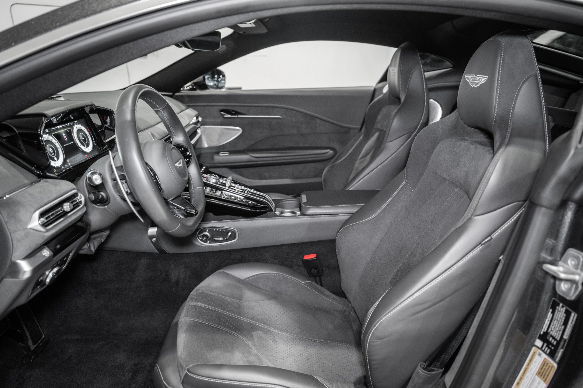 Used 2025 Aston Martin V8 Vantage Coupe RWD image 13