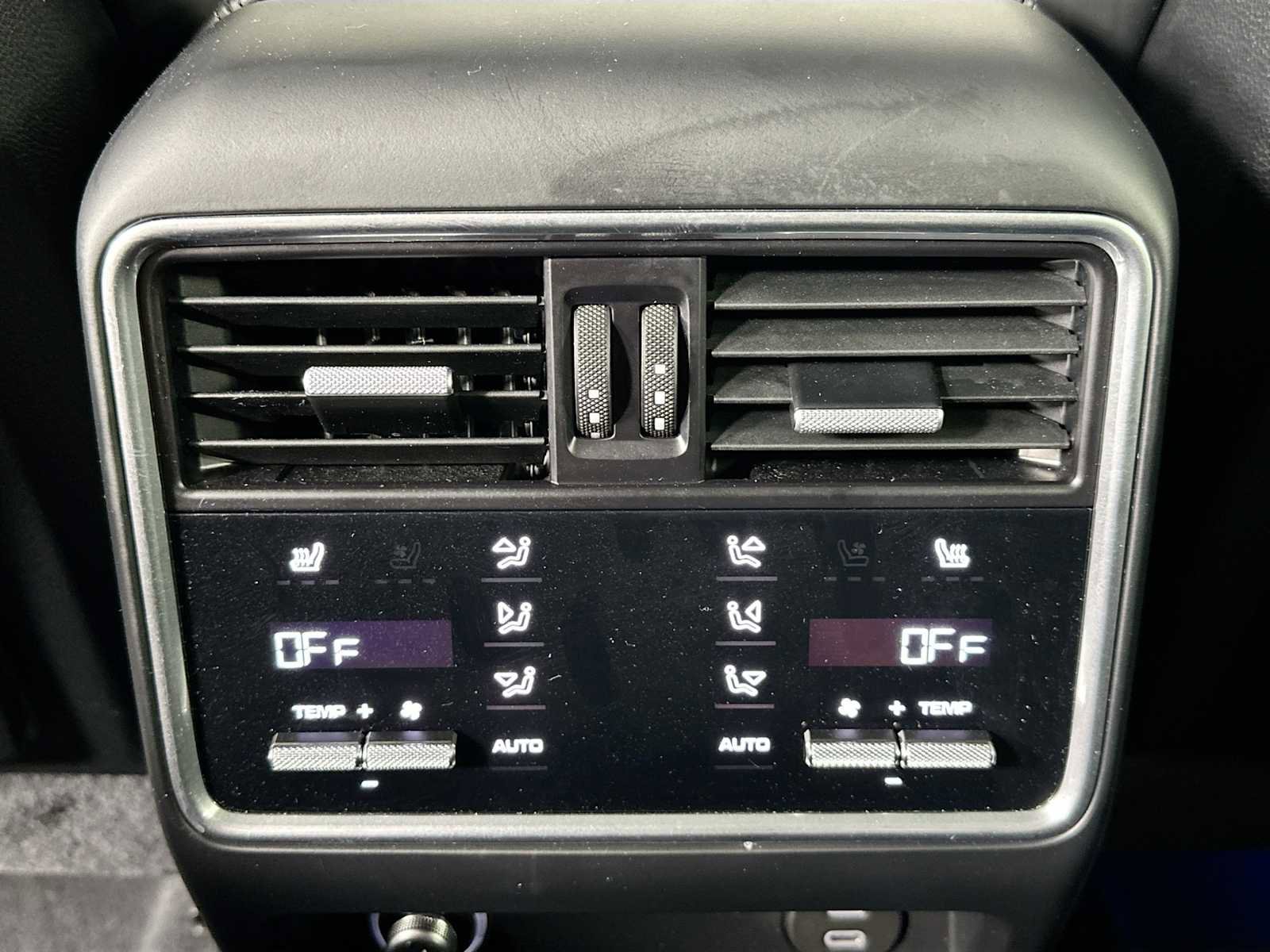 Certified 2022 Porsche Cayenne Platinum Edition image 26