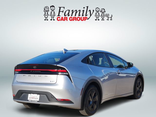 Used 2025 Toyota Prius LE FWD image 4