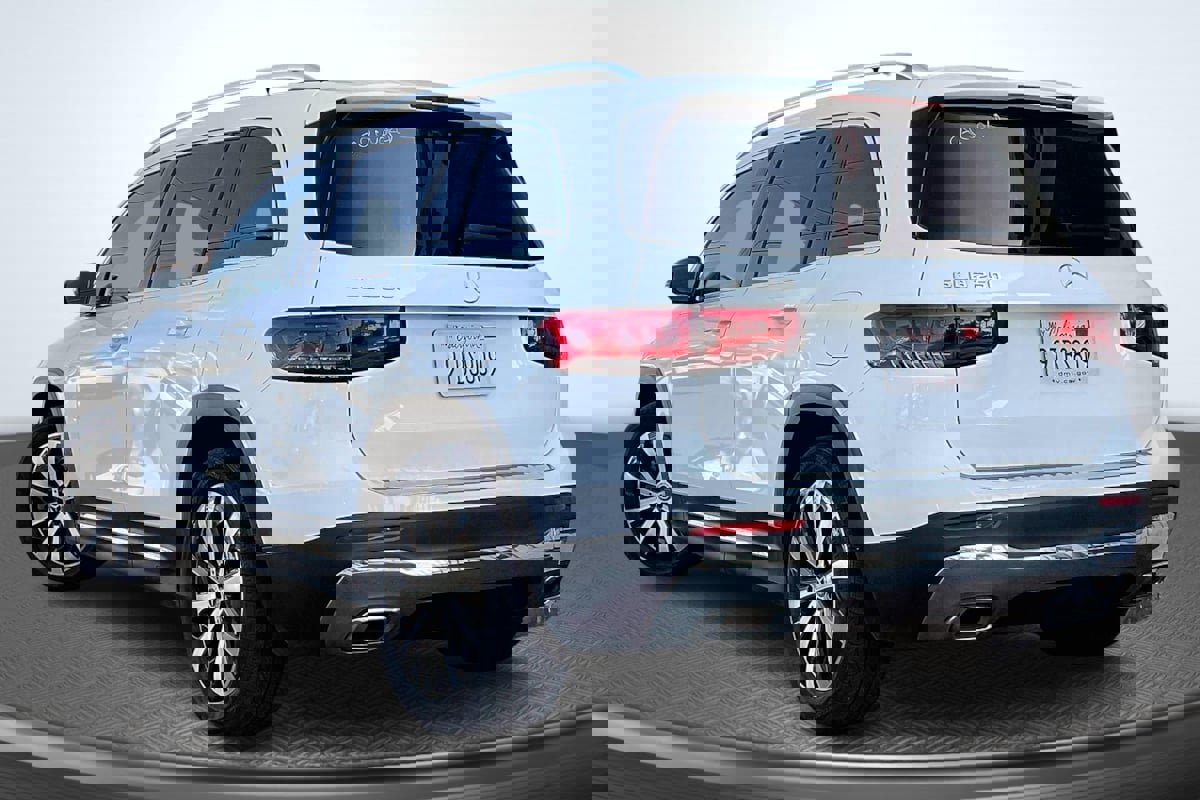 Used 2022 Mercedes-Benz GLB 250 w/ Premium Package image 2