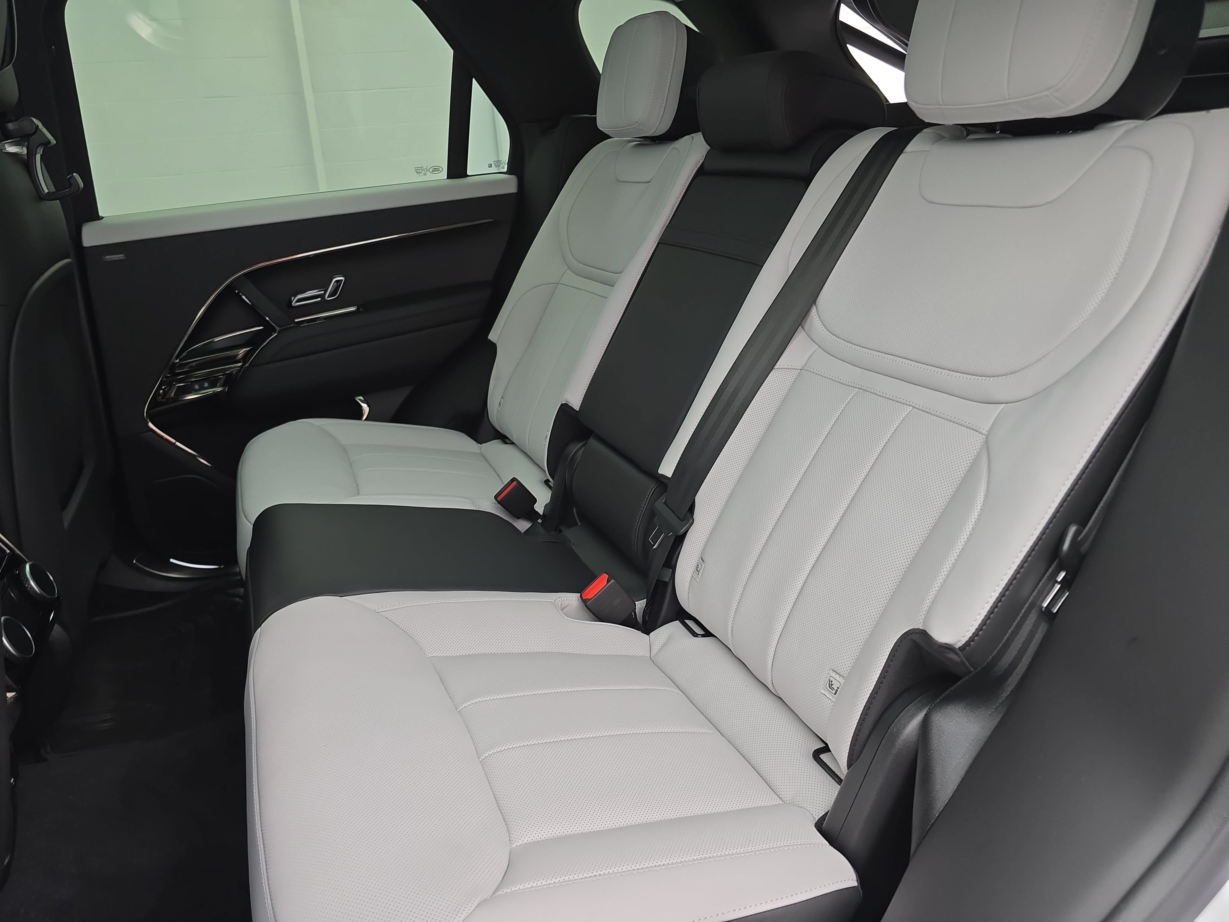 New 2026 Land Rover Range Rover Sport Dynamic SE AWD/4WD image 14