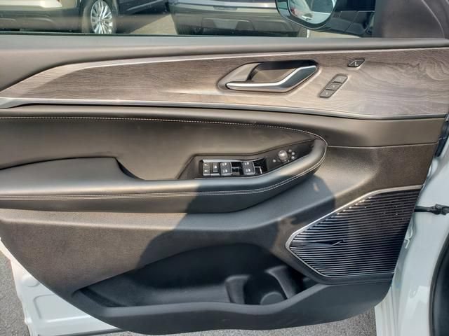 Used 2023 Jeep Grand Cherokee Overland w/ Luxury Tech Group IV AWD/4WD image 11