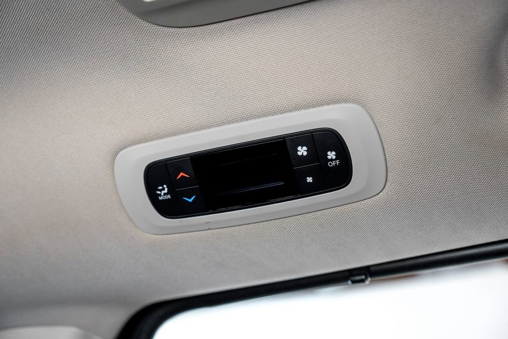 Used 2020 Chrysler Voyager Lxi image 37