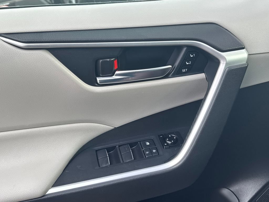 Used 2021 Toyota RAV4 XLE Premium image 31