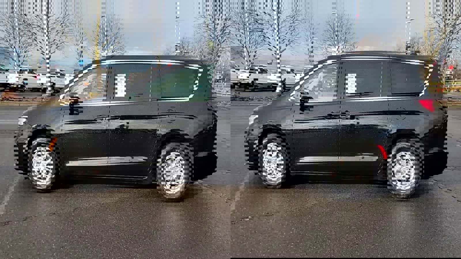 Certified 2024 Chrysler Pacifica Touring-L image 5