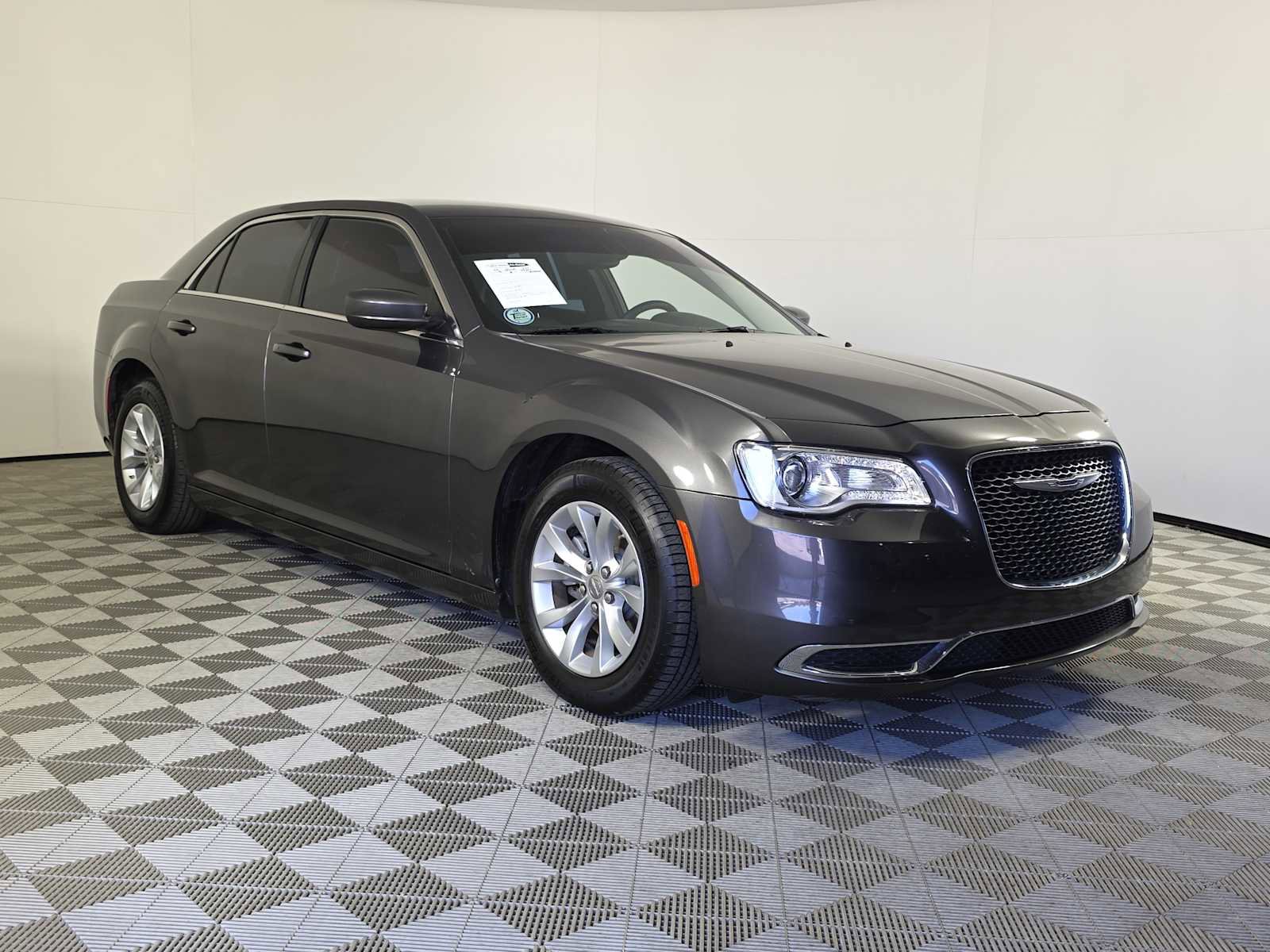 Used 2023 Chrysler 300 Touring image 2