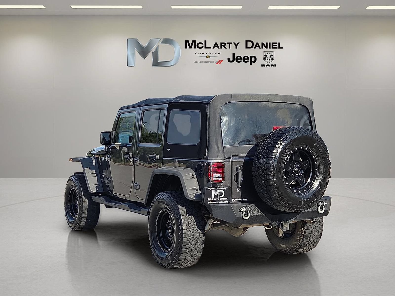 Used 2017 Jeep Wrangler Unlimited Sahara w/ Connectivity Group AWD/4WD image 4