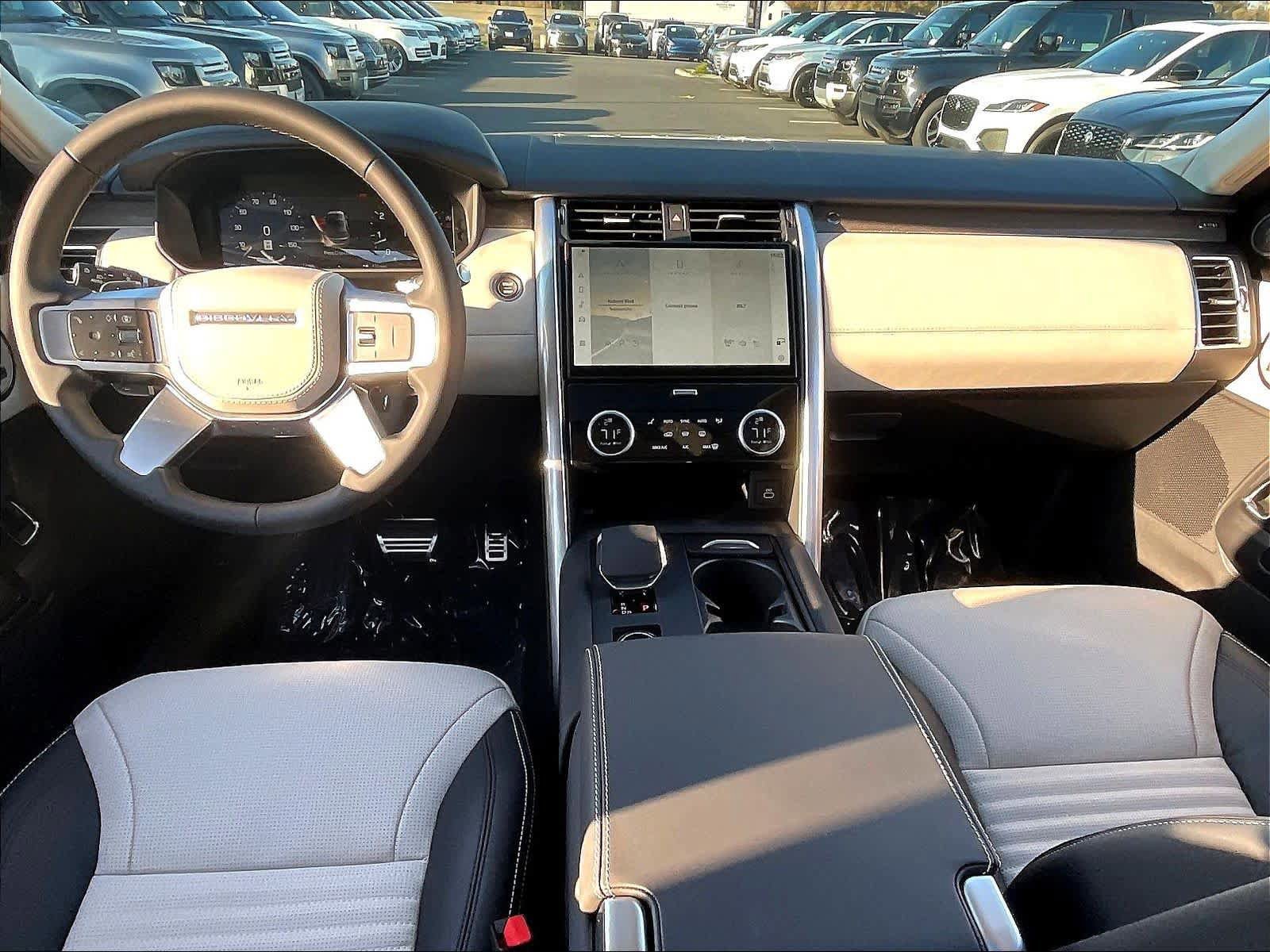 New 2025 Land Rover Discovery Metropolitan Edition AWD/4WD image 7