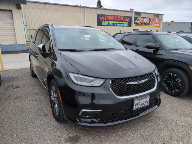 Used 2023 Chrysler Pacifica Pinnacle FWD image 2