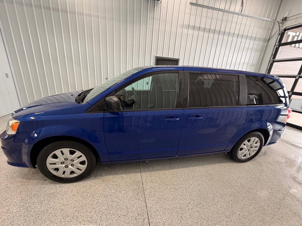 Used 2018 Dodge Grand Caravan SE w/ UConnect Hands-Free Group image 4