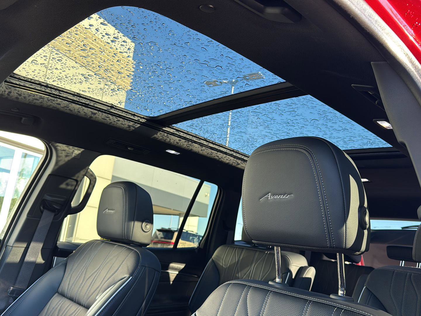 Used 2025 Buick Enclave Avenir image 25