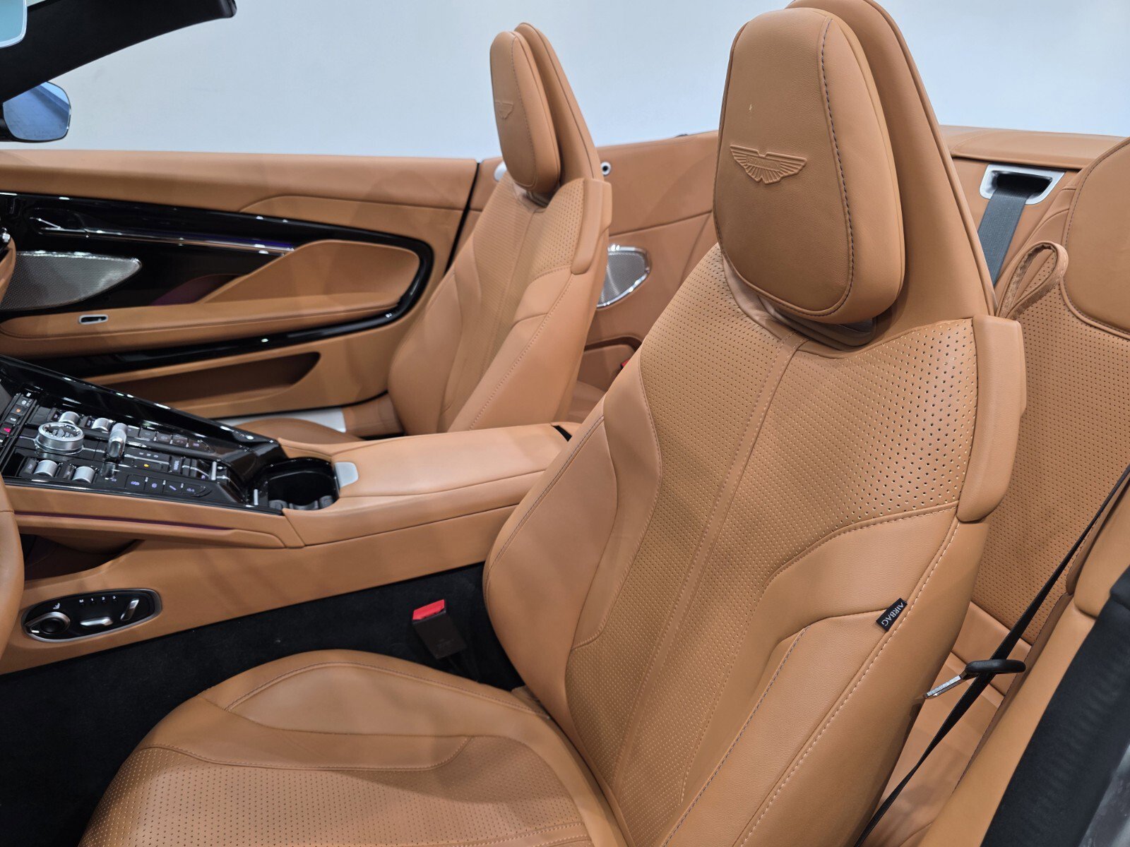 Used 2025 Aston Martin DB12 Convertible image 18