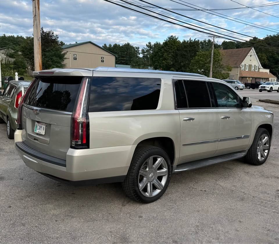 Used 2017 Cadillac Escalade ESV Luxury AWD/4WD image 4