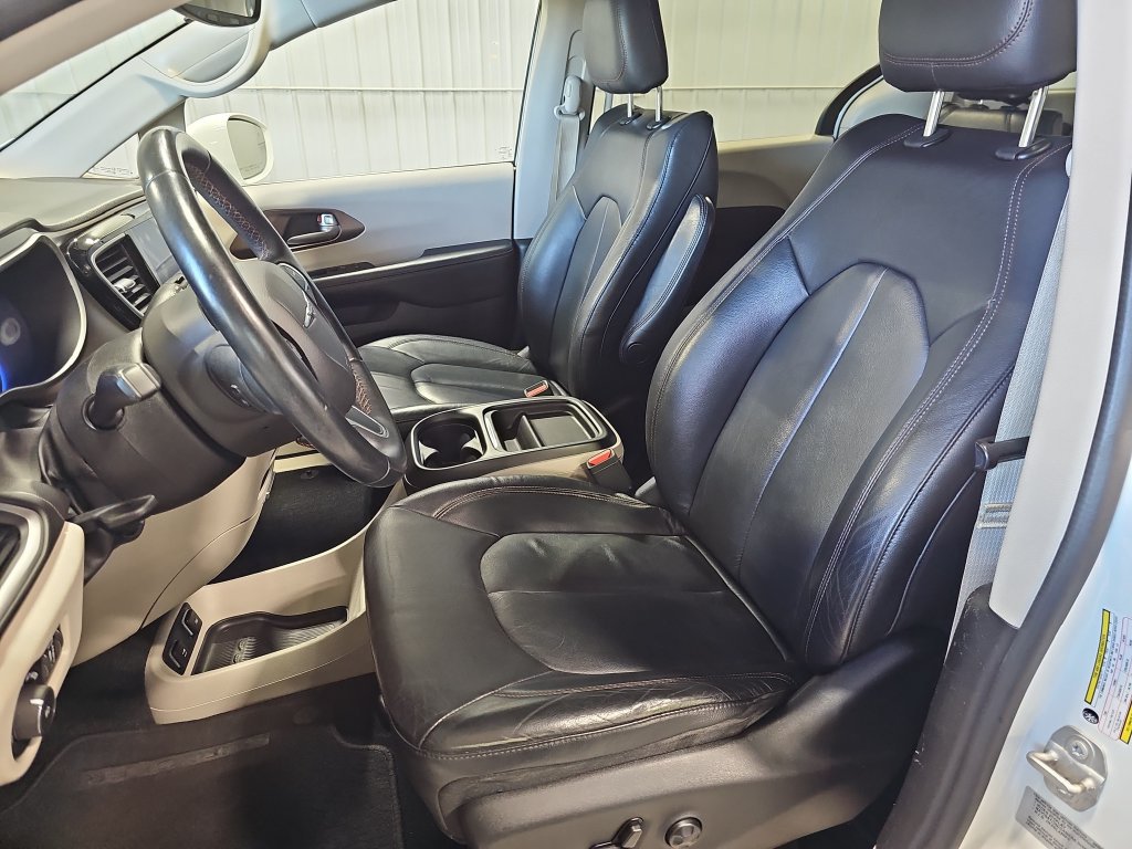 Used 2017 Chrysler Pacifica Touring-L w/ Tire & Wheel Group FWD image 16