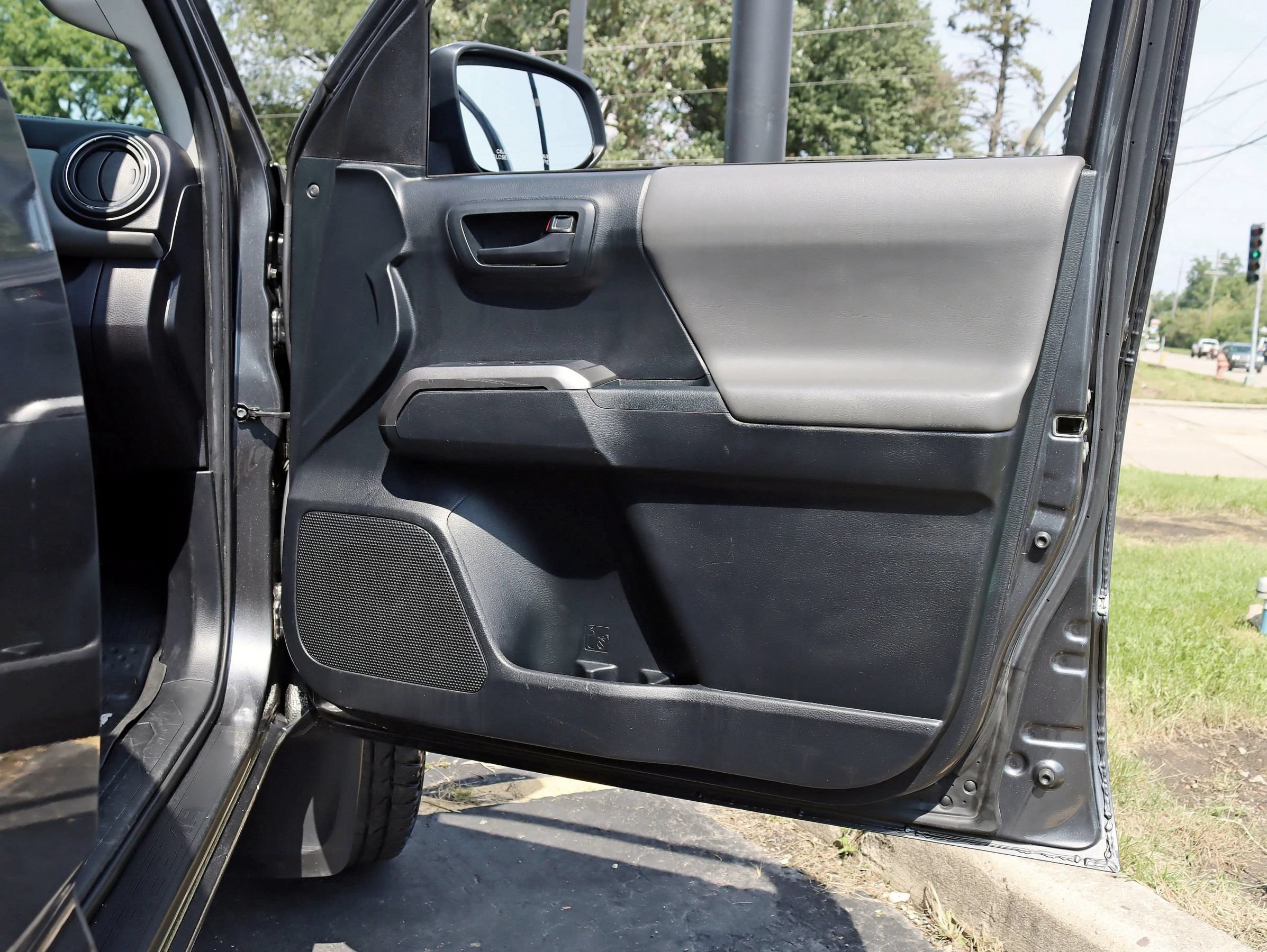 Used 2018 Toyota Tacoma SR5 AWD/4WD image 31
