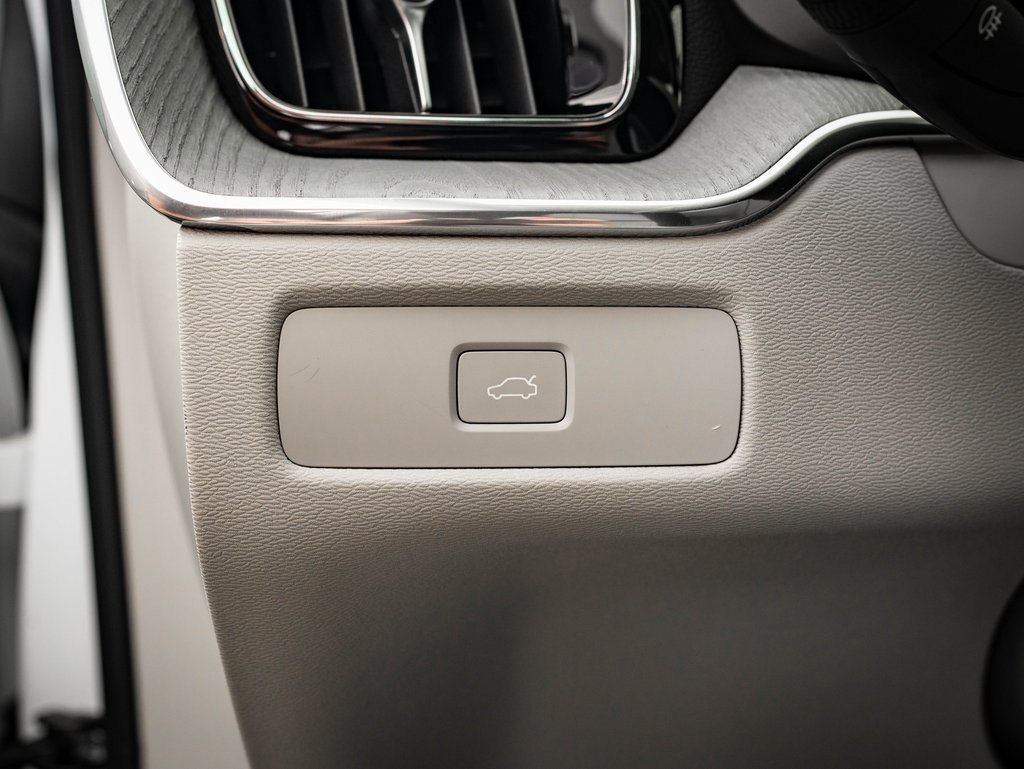 Used 2025 Volvo XC60 B5 Ultra w/ Protection Package Premier image 43