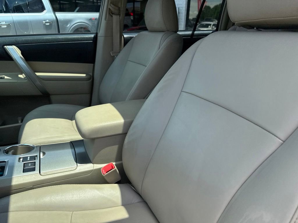 Used 2012 Toyota Highlander SE w/ Tow Pkg FWD image 16