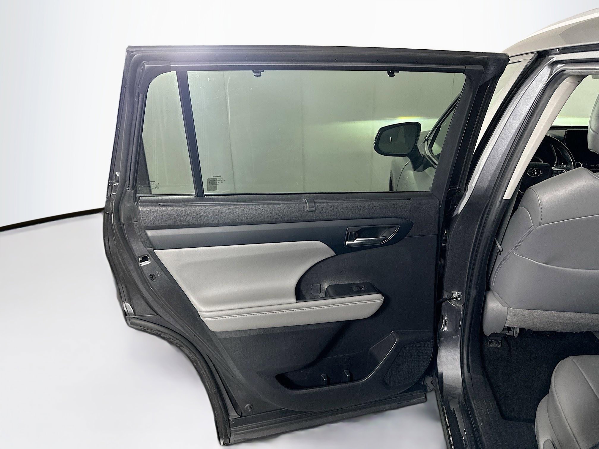 Used 2023 Toyota Highlander XLE image 28