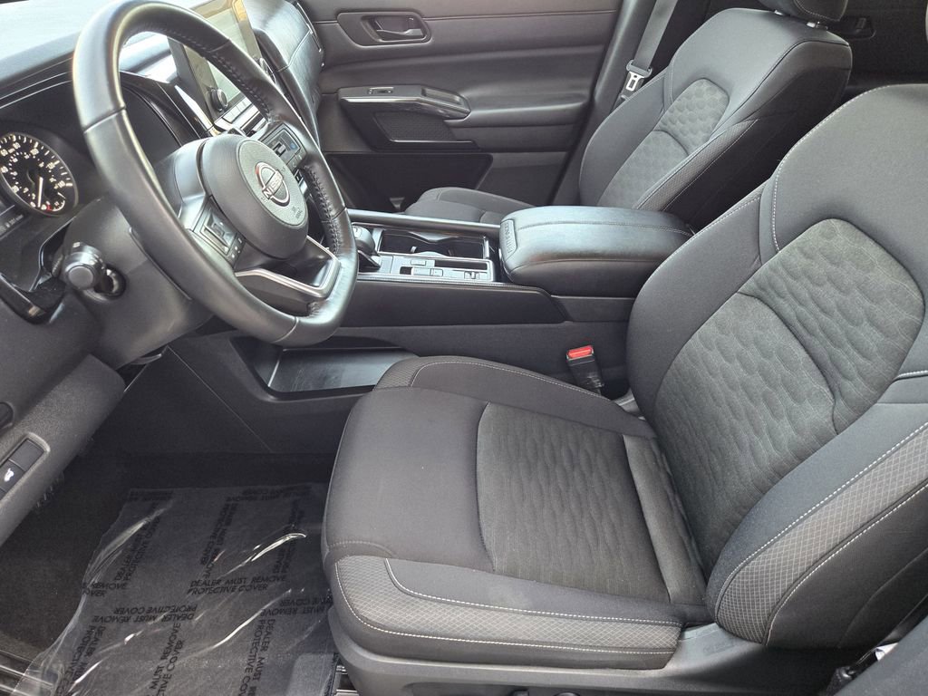 Used 2025 Nissan Pathfinder SV image 8