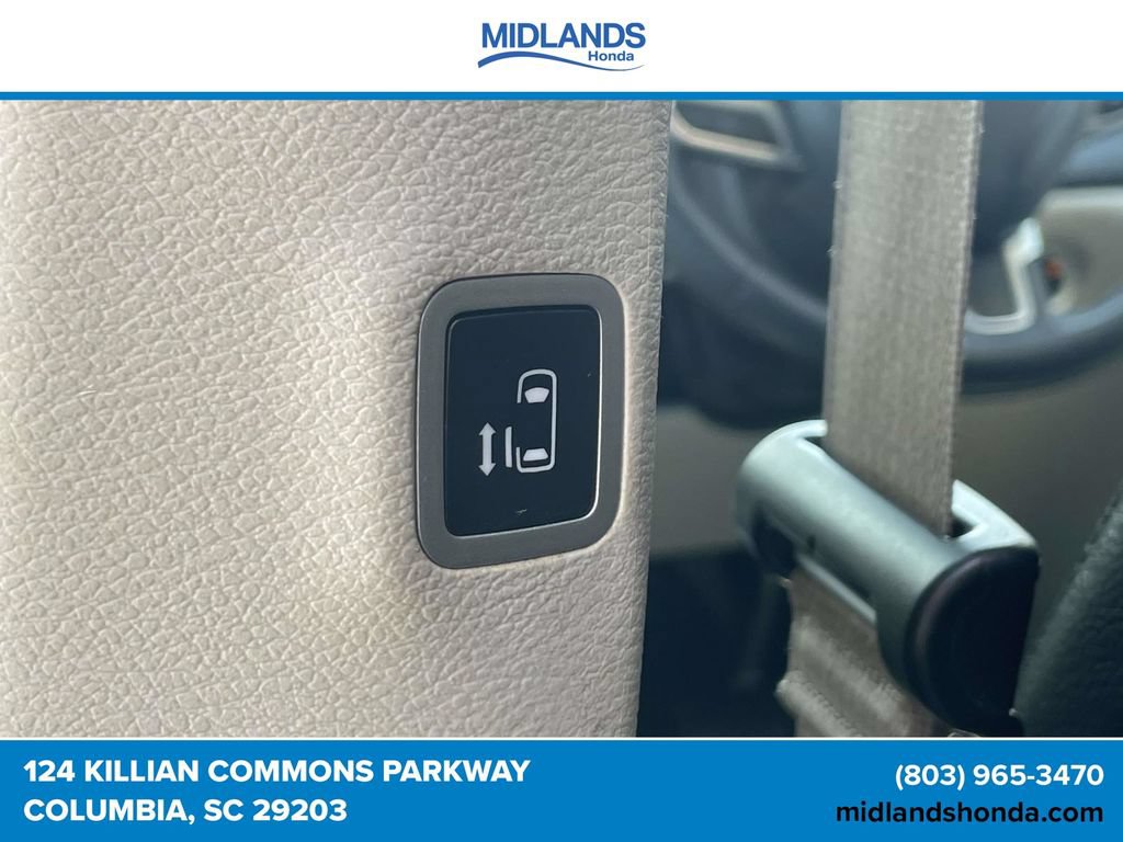 Used 2022 Chrysler Pacifica Touring-L FWD image 12