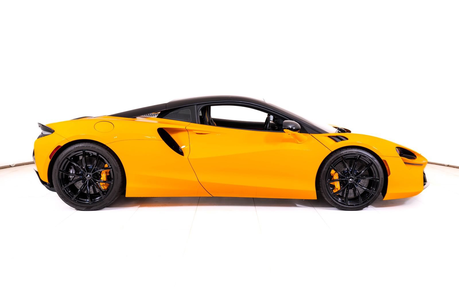 Used 2024 McLaren Artura RWD image 6