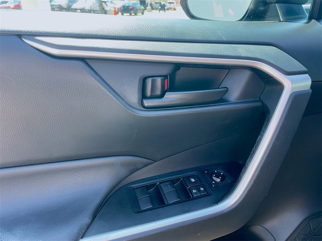 Used 2021 Toyota RAV4 LE image 6