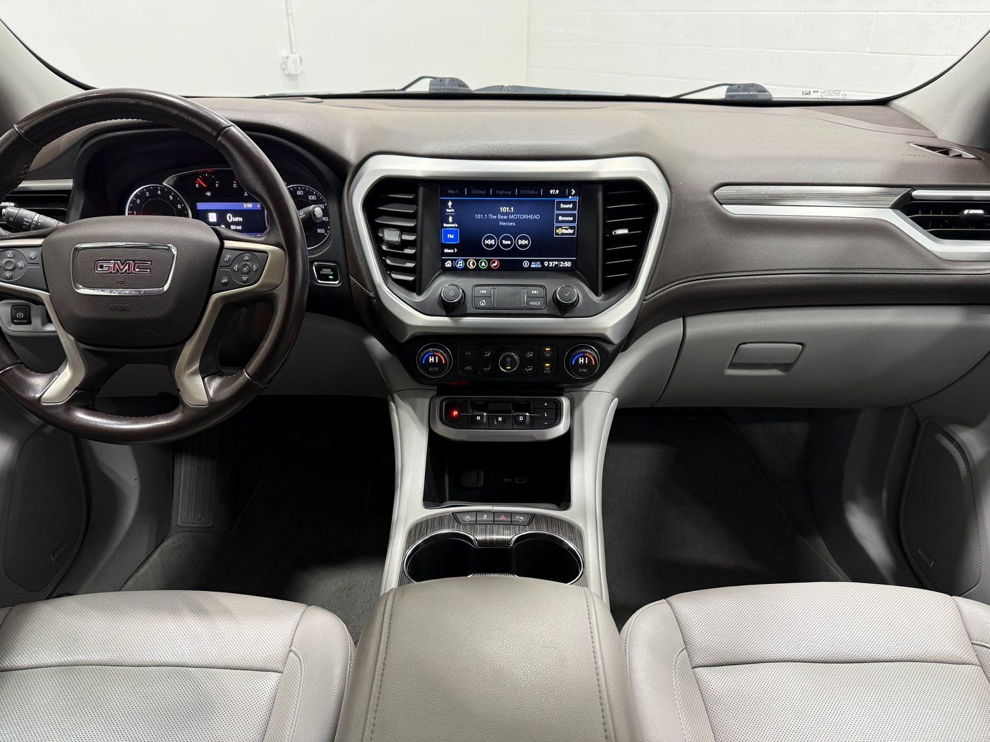 Used 2020 GMC Acadia SLT w/ LPO, Cargo Package AWD/4WD image 32