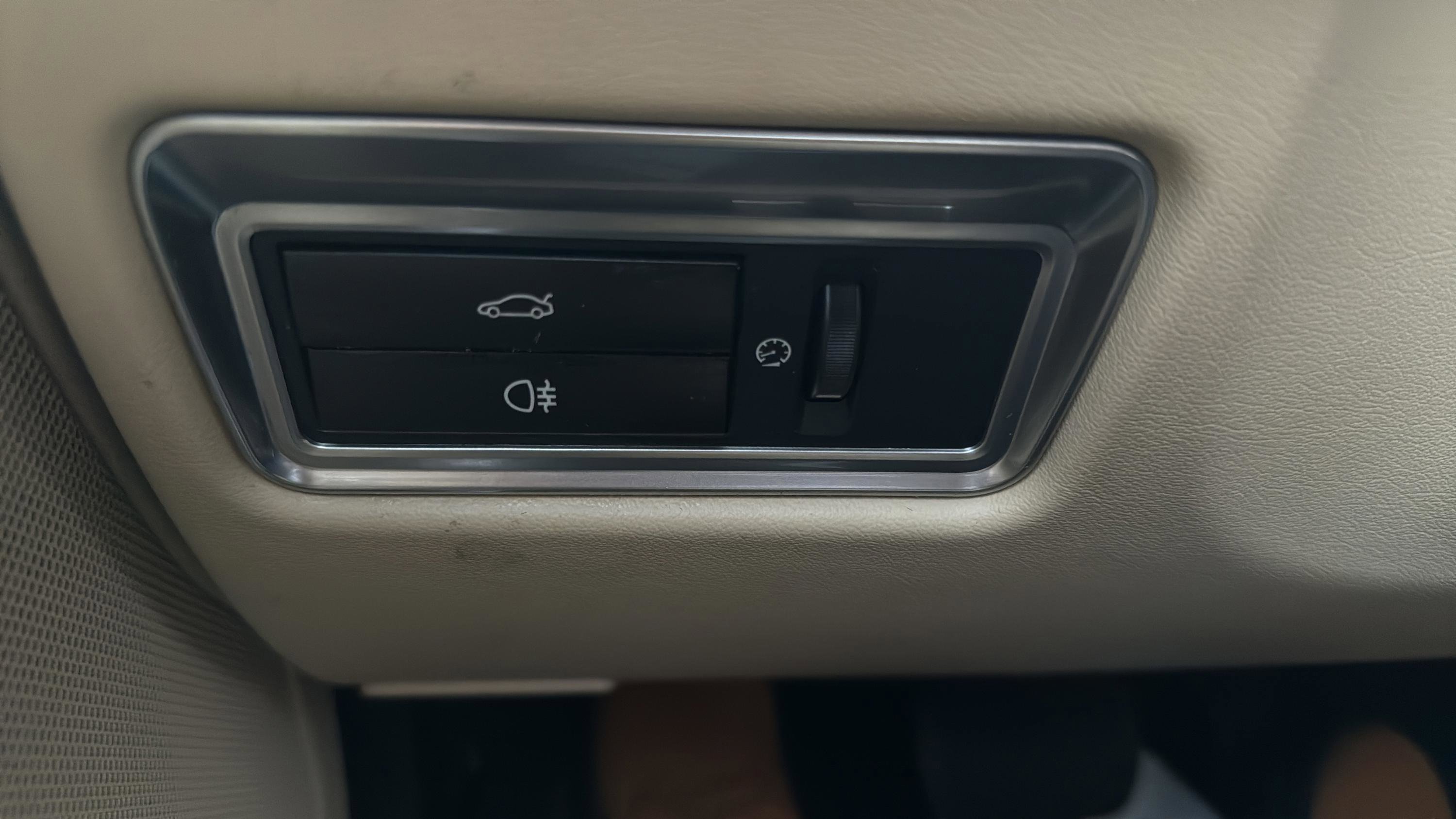 Used 2012 Jaguar XF image 36