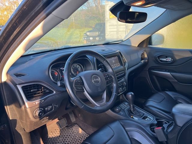 Used 2019 Jeep Cherokee Latitude Plus w/ Comfort/Convenience Group AWD/4WD image 2