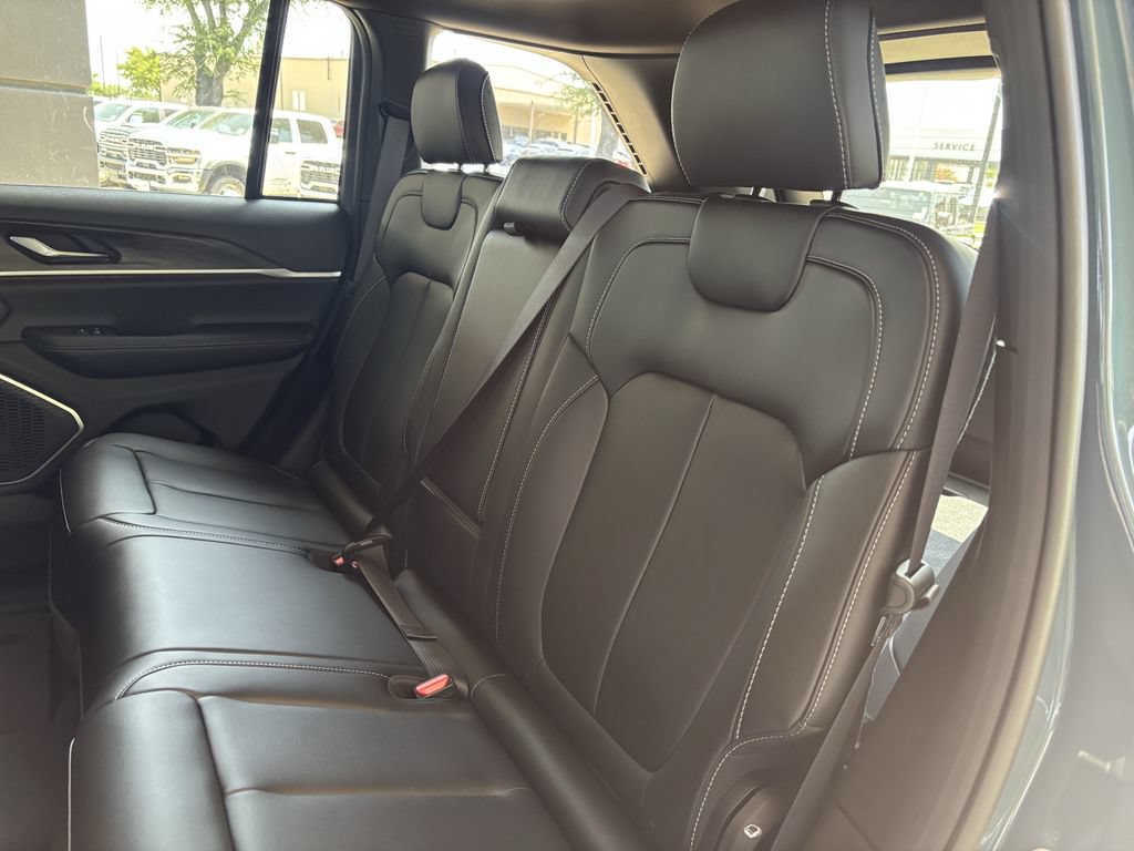 New 2026 Jeep Grand Cherokee Limited w/ Limited Altitude Package AWD/4WD image 24