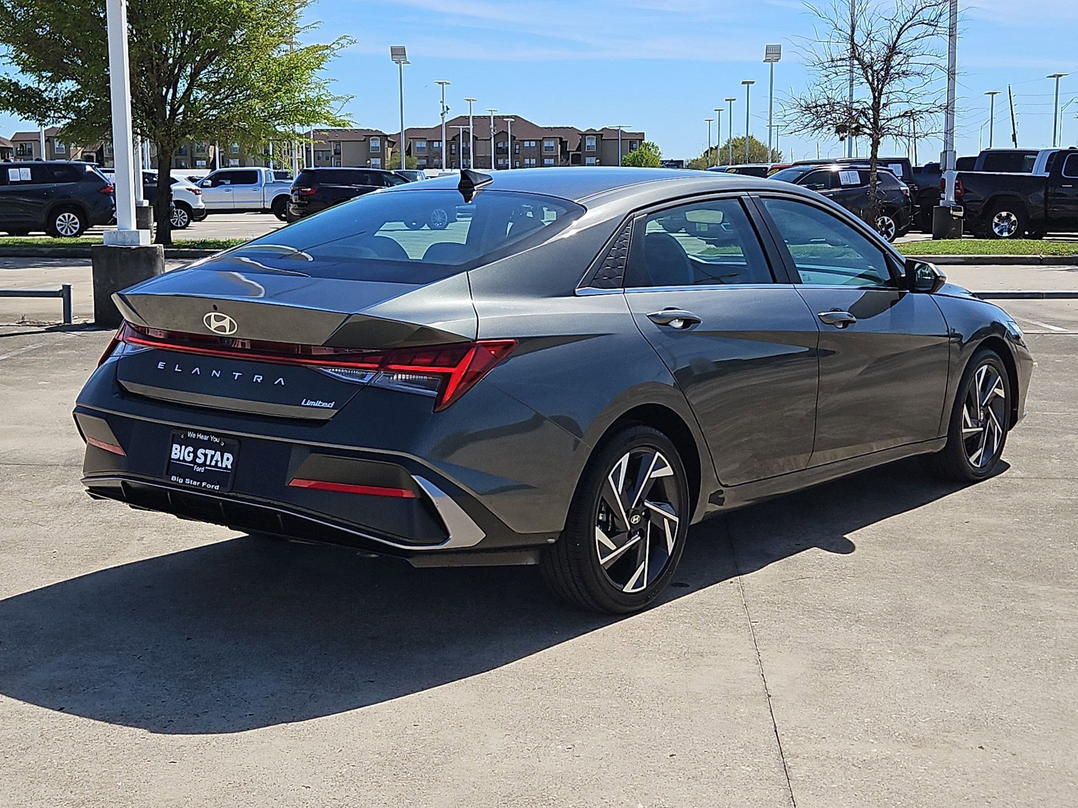 Used 2025 Hyundai Elantra Limited image 3