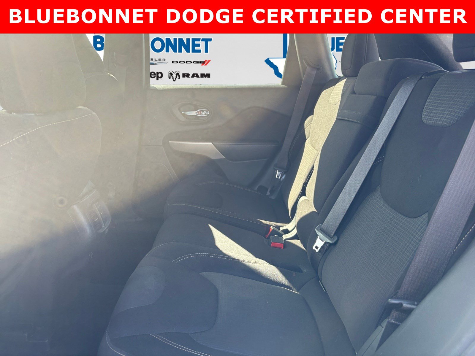 Used 2017 Jeep Cherokee Latitude w/ Comfort/Convenience Group FWD image 22