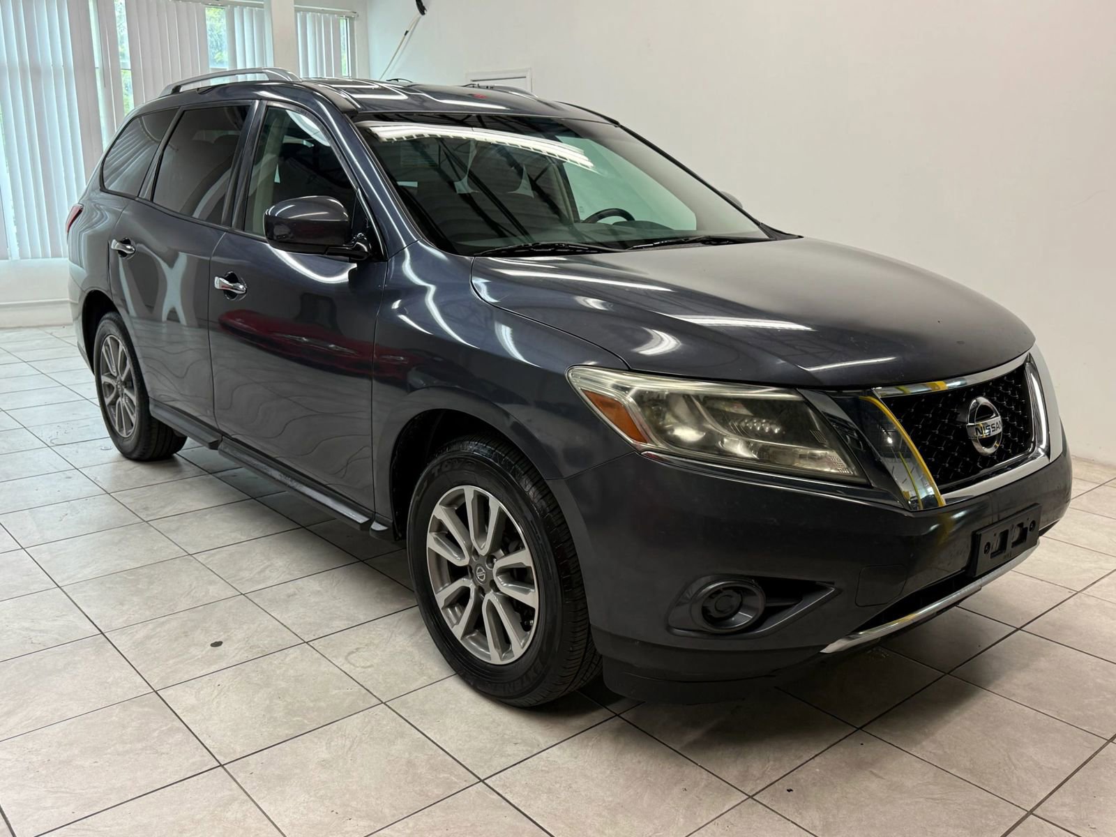 Used 2014 Nissan Pathfinder SV FWD image 1