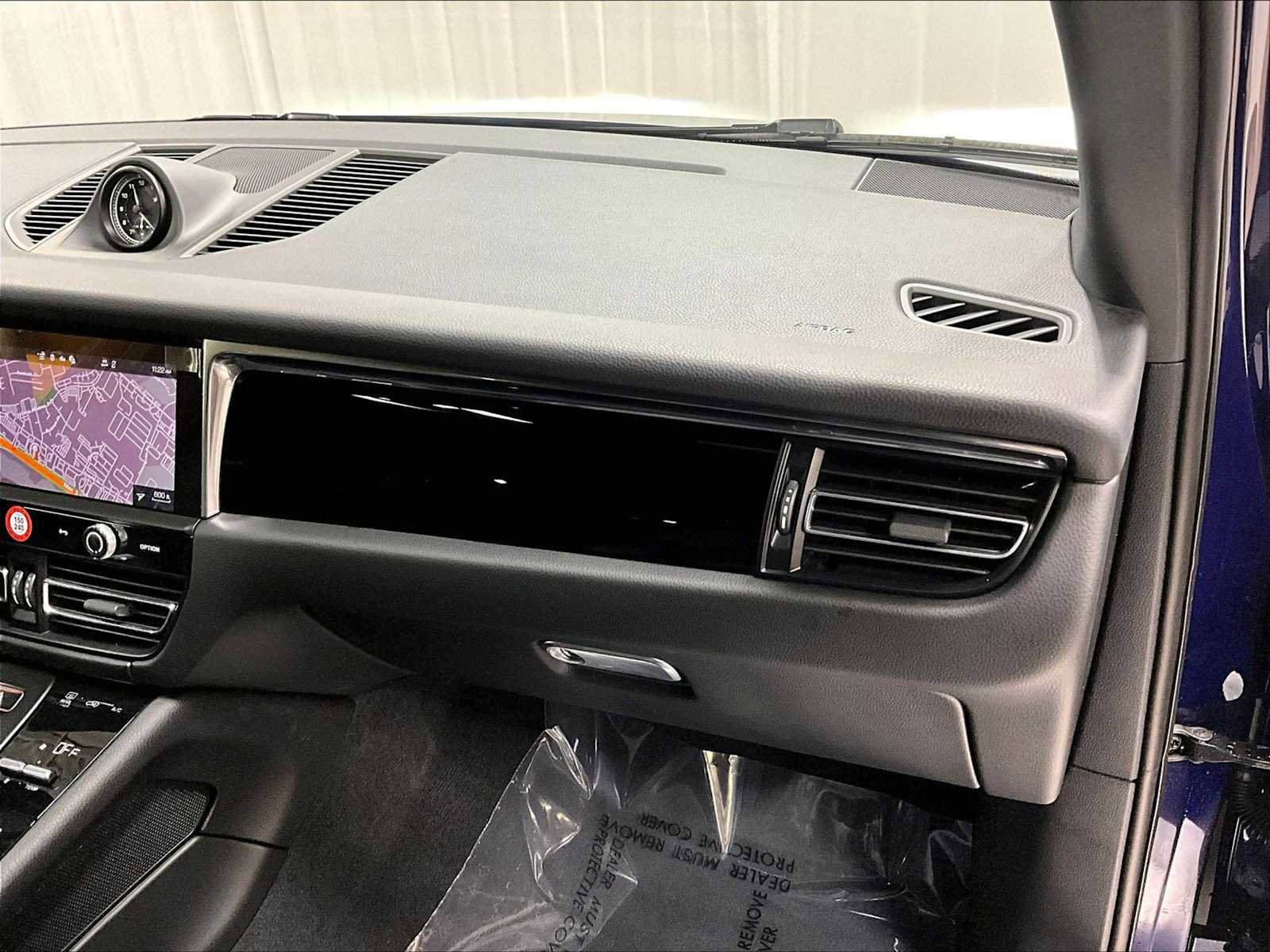 Used 2025 Porsche Macan image 28