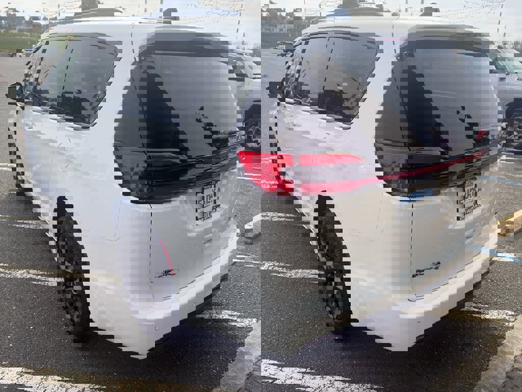 New 2026 Chrysler Pacifica Select w/ S Appearance Package image 16